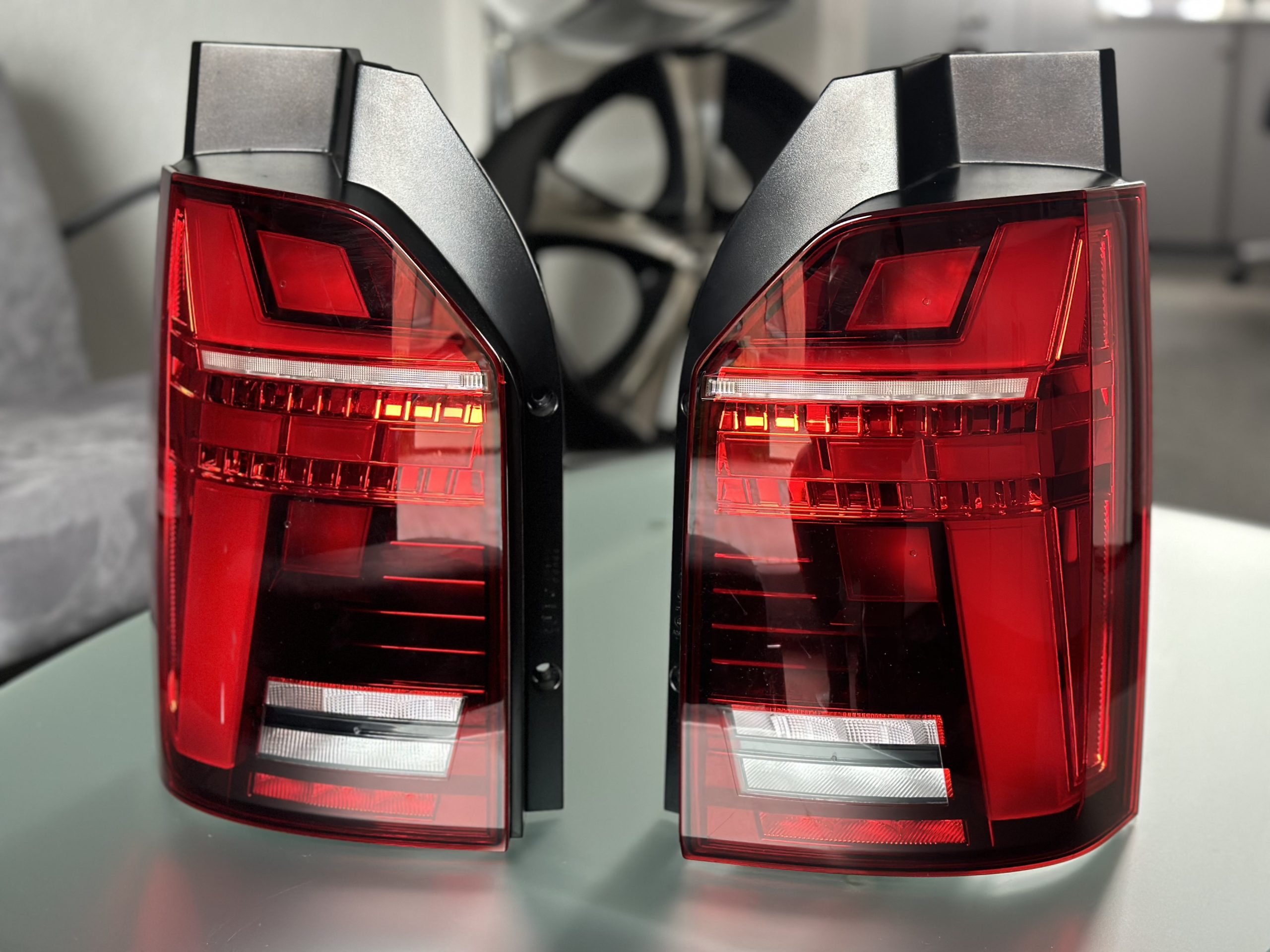 Angebot! VW T6.1 LED Rückleuchten Set links und rechts rot mit Leuchtkörper